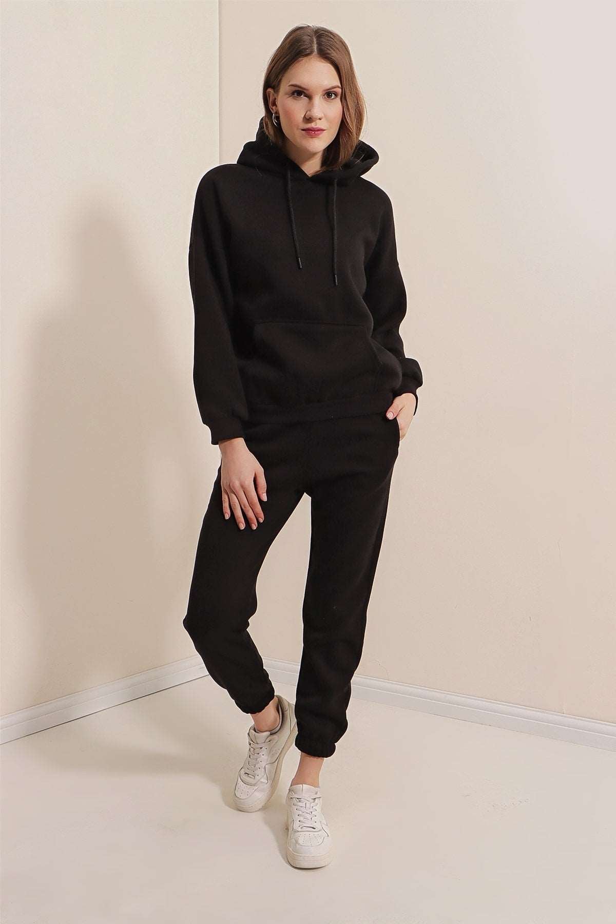 Schwarzes Set aus Kapuzenpullover und Jogginghose für Damen