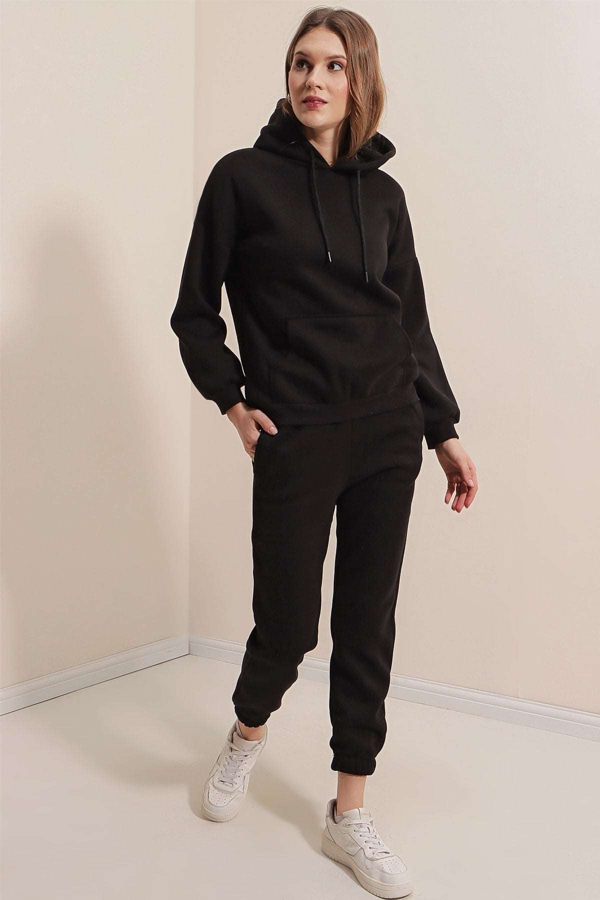 Schwarzes Set aus Kapuzenpullover und Jogginghose für Damen