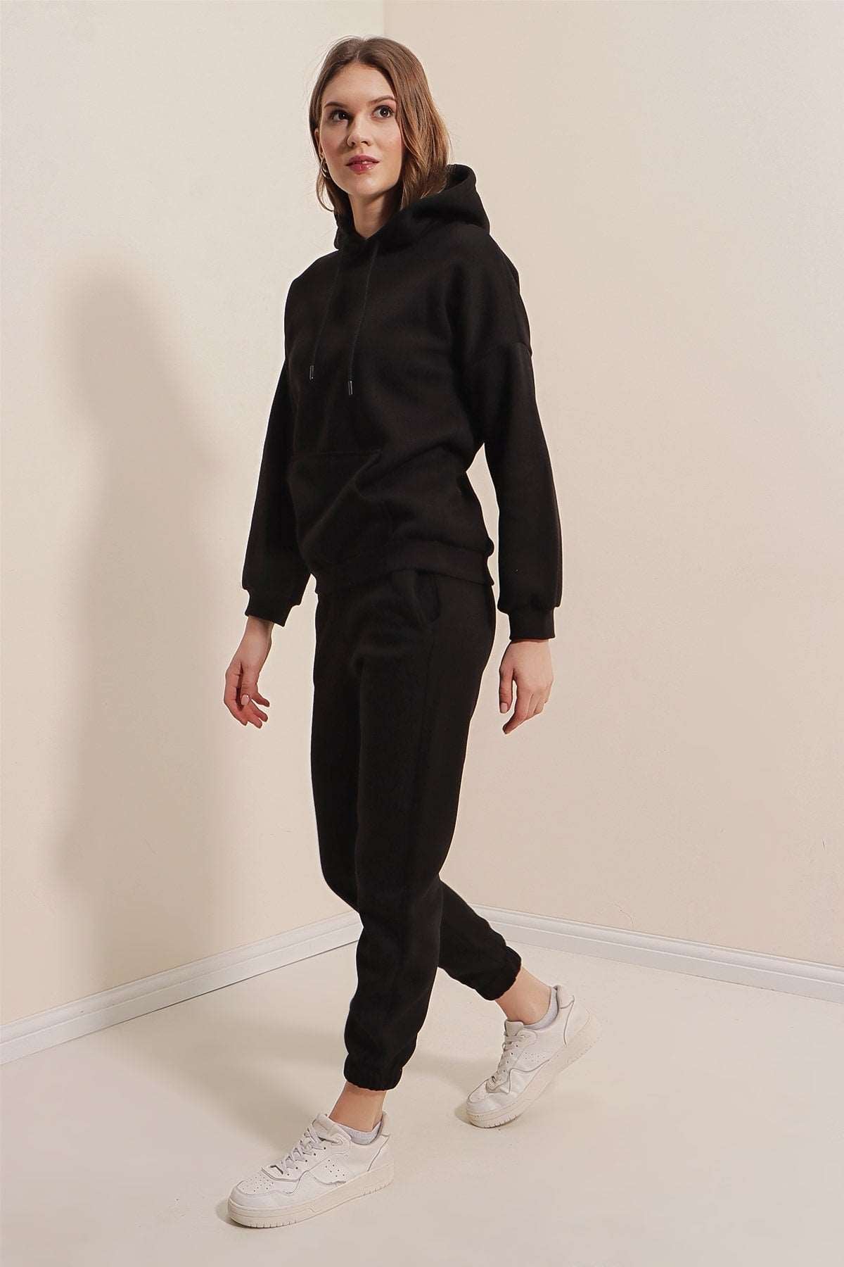 Schwarzes Set aus Kapuzenpullover und Jogginghose für Damen