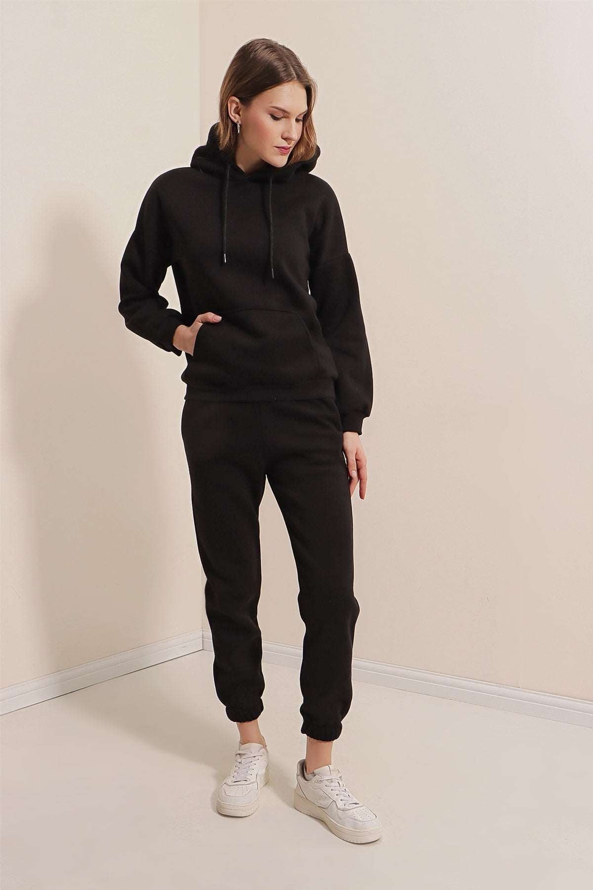 Schwarzes Set aus Kapuzenpullover und Jogginghose für Damen