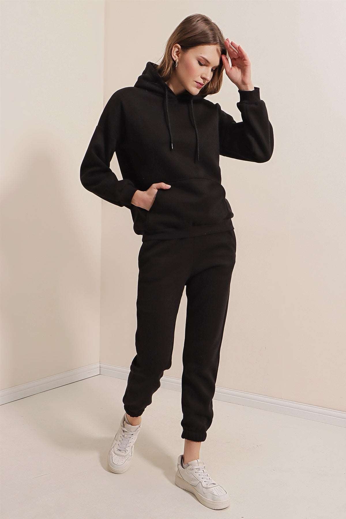 Schwarzes Set aus Kapuzenpullover und Jogginghose für Damen
