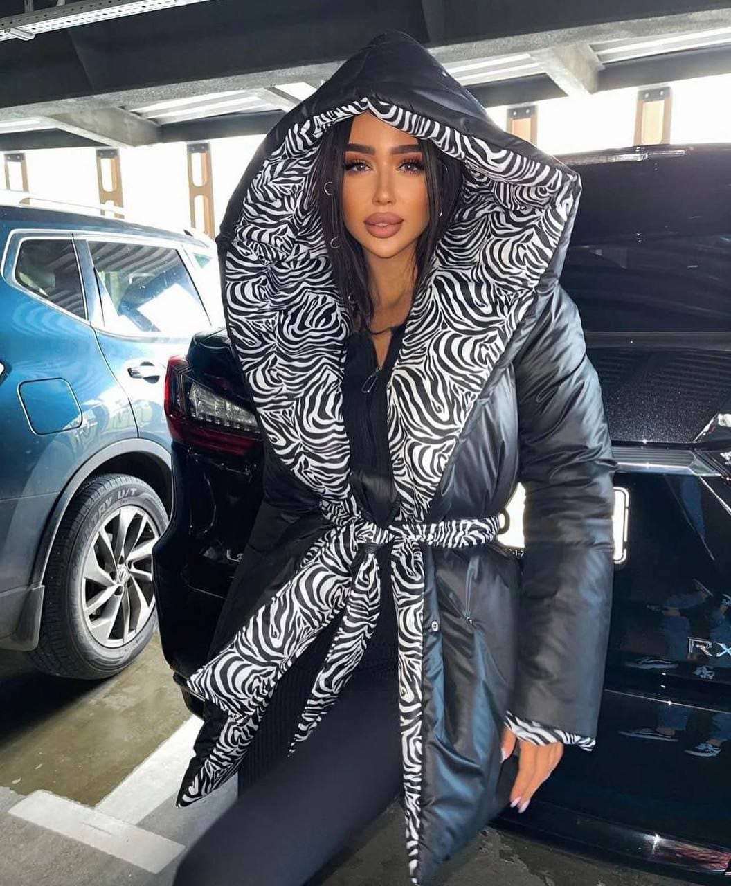 schwarz-weißen Jacke mit Zebramuster und Kapuze