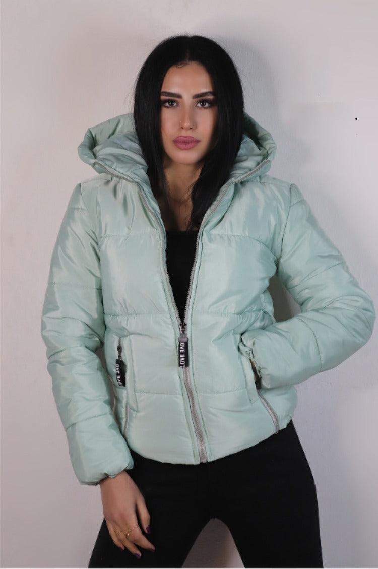 Eine kurze Winterregenjacke in leuchtenden Farben - kleopatramarkt