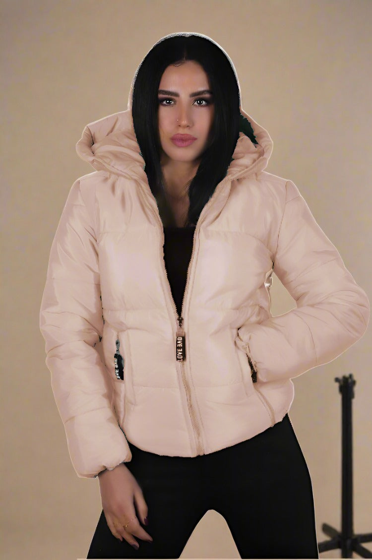 Eine kurze Winterregenjacke in leuchtenden Farben