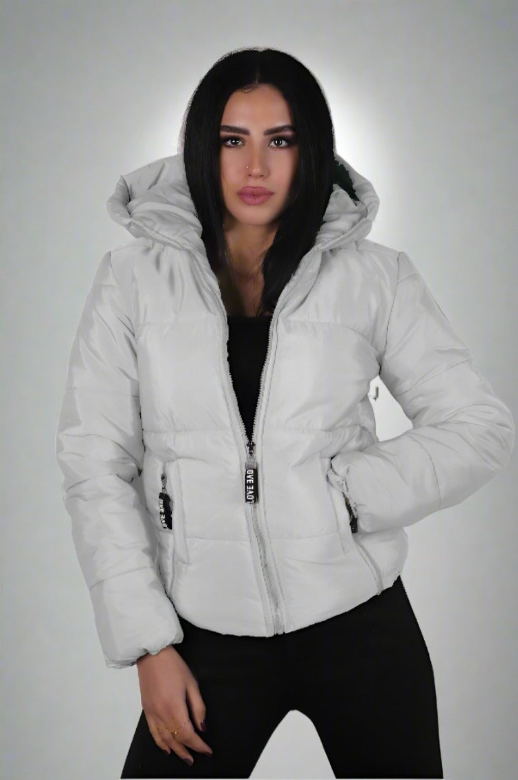 Eine kurze Winterregenjacke in leuchtenden Farben