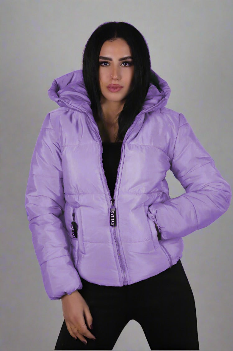 Eine kurze Winterregenjacke in leuchtenden Farben