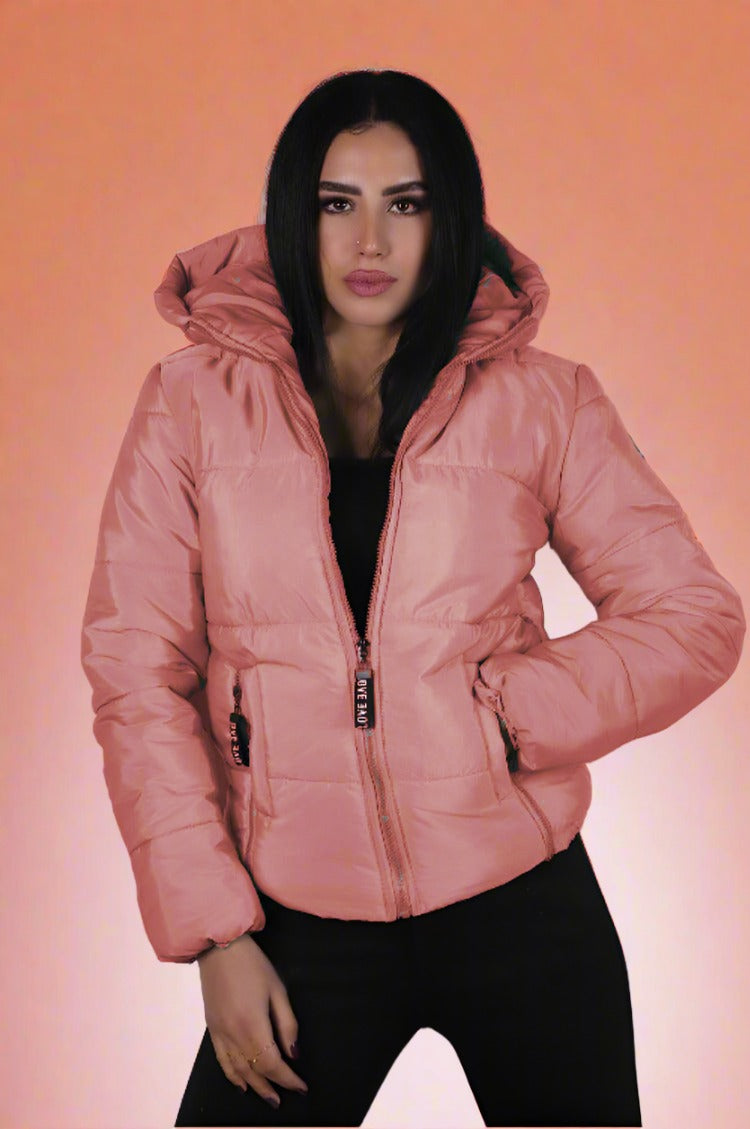 Eine kurze Winterregenjacke in leuchtenden Farben