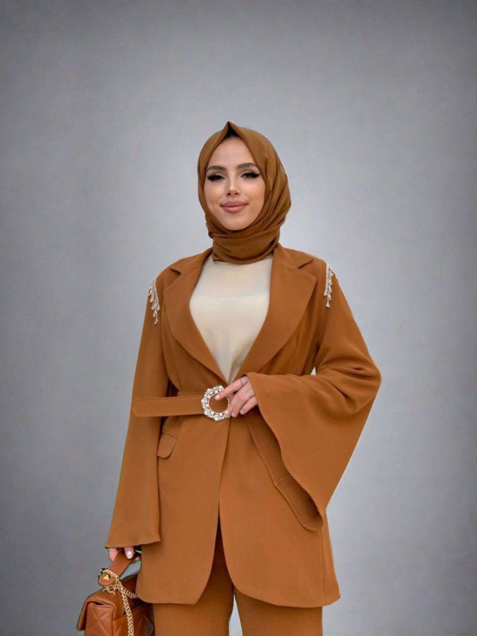 Zweiteiliges Set aus Hose und Jacke, Jacke auf den Schultern der Jacke und einem Ärmel - kleopatramarkt