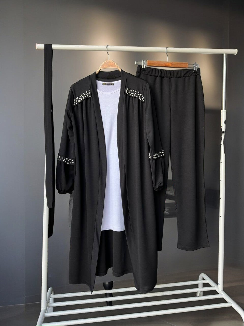 Lang Dreiteiliges Set Hemd und Hose mit Armlosshirt und Gürtel