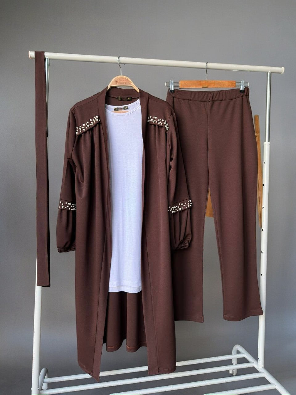Lang Dreiteiliges Set Hemd und Hose mit Armlosshirt und Gürtel