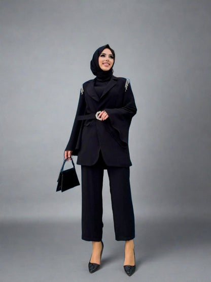 Zweiteiliges Set aus Hose und Jacke, Jacke auf den Schultern der Jacke und einem Ärmel - kleopatramarkt