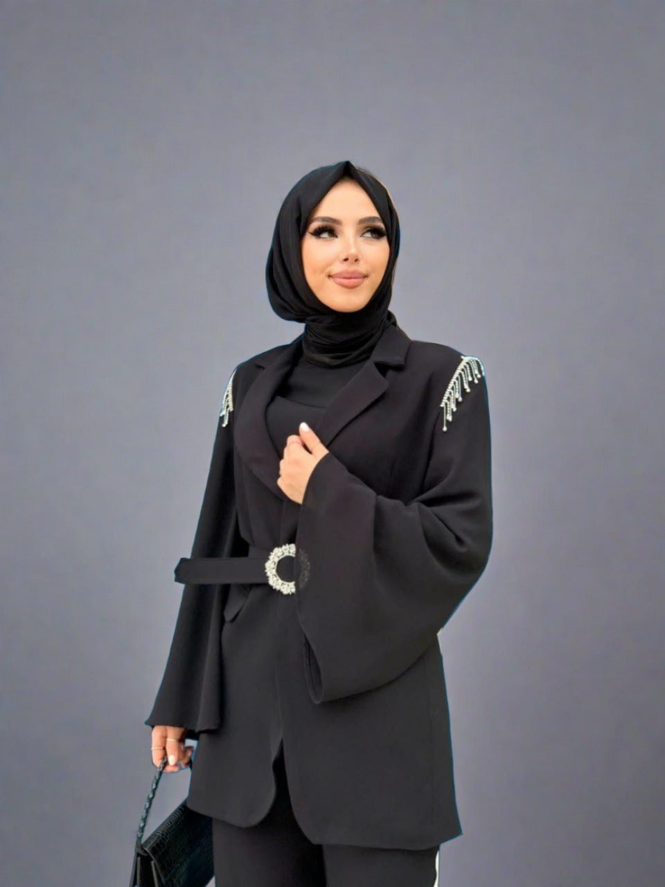 Zweiteiliges Set aus Hose und Jacke, Jacke auf den Schultern der Jacke und einem Ärmel - kleopatramarkt