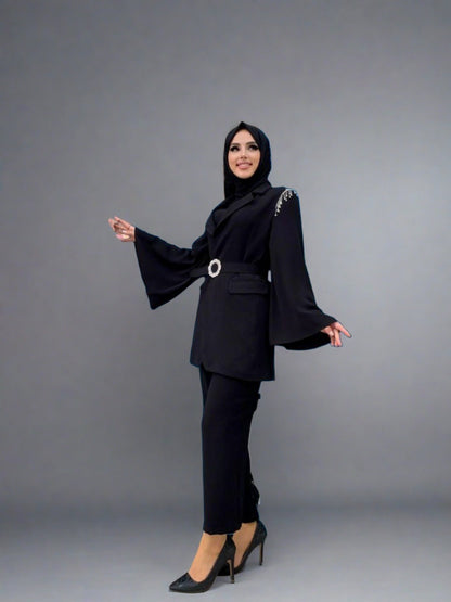 Zweiteiliges Set aus Hose und Jacke, Jacke auf den Schultern der Jacke und einem Ärmel - kleopatramarkt