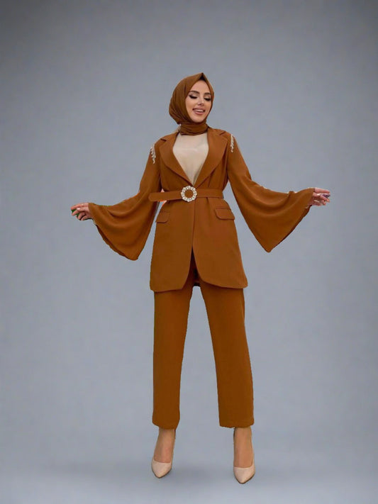 Zweiteiliges Set aus Hose und Jacke, Jacke auf den Schultern der Jacke und einem Ärmel - kleopatramarkt