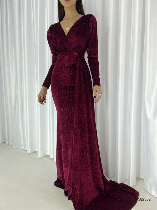 Flexibles Abendkleid und Kleid aus glänzendem Samtstoff mit zweireihigen Ausschnitt und Schlitz - kleopatramarkt